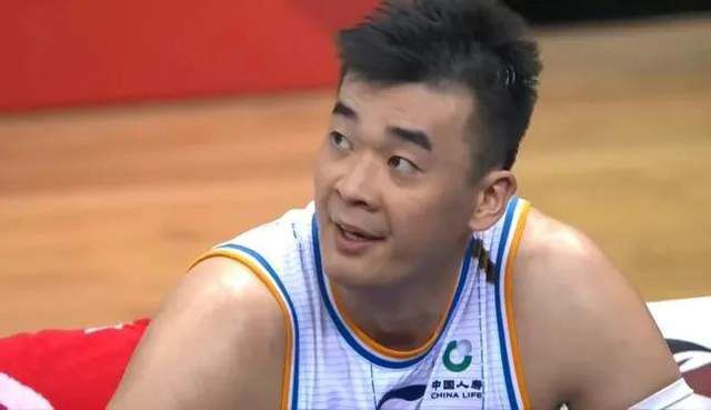 性赞助商的游泳俱乐部