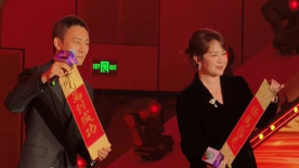 美女露下体